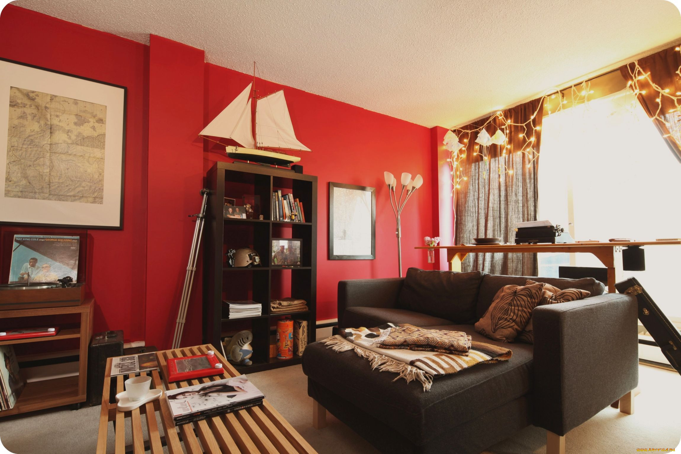 Разная мебель в разных комнатах. Красный интерьер. Красные стены в интерьере. Красные стены в интерьере гостиной. Гостиная в Красном цвете.